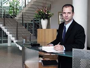 Modern eingerichteter Empfangsbereich der GBS GmbH in München